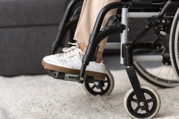 Частичный взгляд пожилой женщины-инвалида на инвалидное кресло — стоковое фото