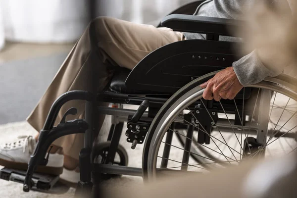 Частковий вид з інвалідністю старша жінка на інвалідному візку — стокове фото