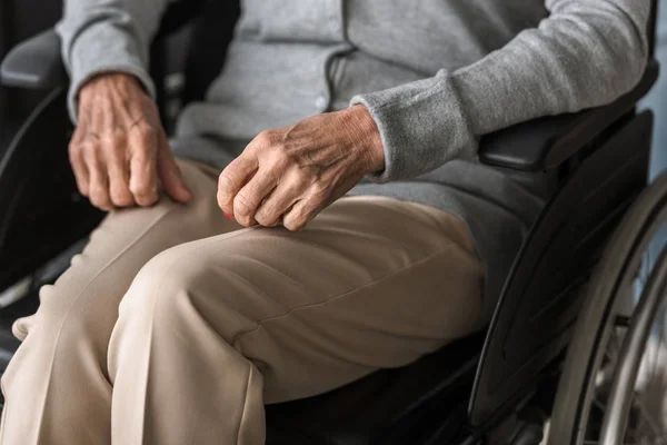 Vista parziale della donna anziana disabile in sedia a rotelle a casa — Foto stock