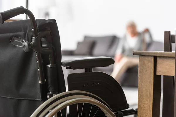 Selektiver Fokus der Seniorin mit Rollstuhl im Vordergrund — Stockfoto