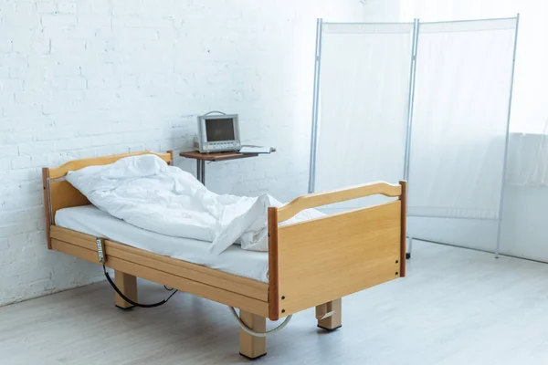 Порожнє ліжко і медичне обладнання в палаті в клініці — стокове фото