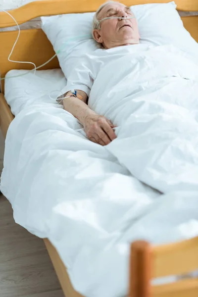 Idoso em coma na cama no hospital — Fotografia de Stock