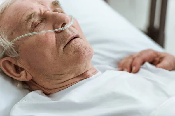 Vista recortada de la mujer mayor con marido en coma en el hospital — Stock Photo