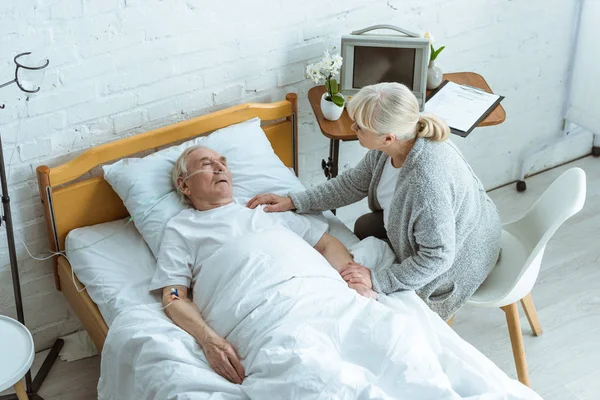 Visão aérea da mulher idosa e do homem em coma no hospital — Fotografia de Stock