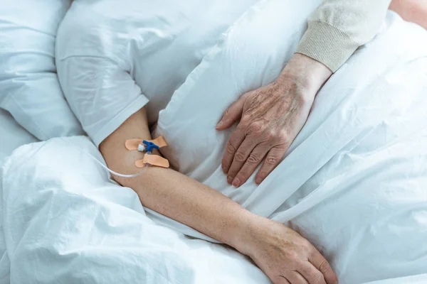 Partial view of sick senior woman with husband in hospital — Stock Photo