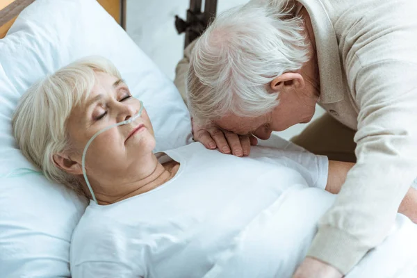 Trauriger Senior und Seniorin im Koma im Krankenhaus — Stockfoto