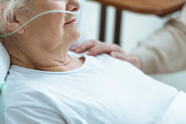 Частковий вид на хвору старшу жінку з чоловіком у лікарні — стокове фото