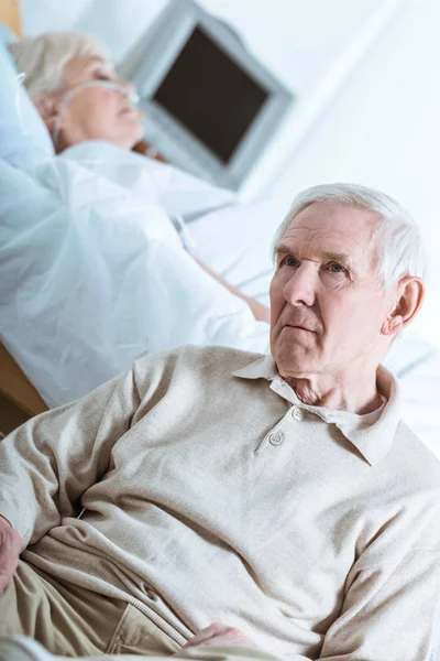 Triste hombre mayor y mujer mayor en coma en el hospital - foto de stock