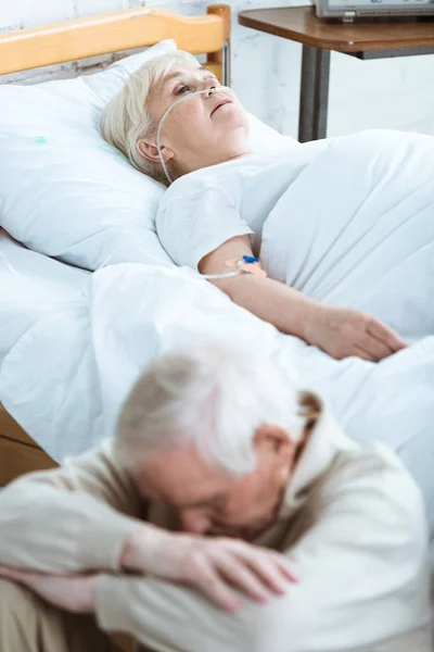 Homem idoso triste e mulher sênior em coma no hospital — Fotografia de Stock