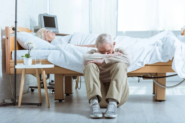 Homem idoso triste e mulher sênior em coma no hospital — Fotografia de Stock