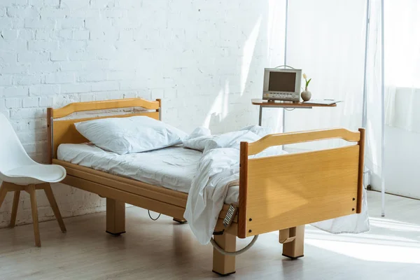 Empty bed and medical equipment in hospital ward — Stock Photo