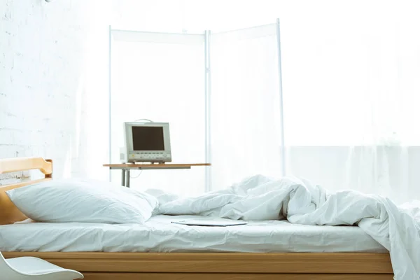 Empty bed and medical equipment in hospital ward — Stock Photo