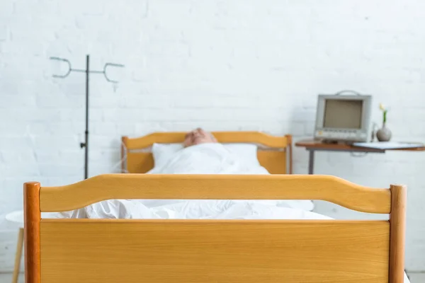 Orientation sélective du patient âgé dans le coma à l'hôpital — Photo de stock