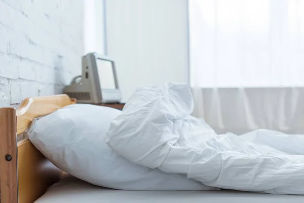 Empty bed and medical equipment in hospital ward — Stock Photo