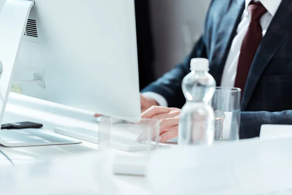 Vista recortada del hombre de negocios que trabaja en la oficina moderna - foto de stock