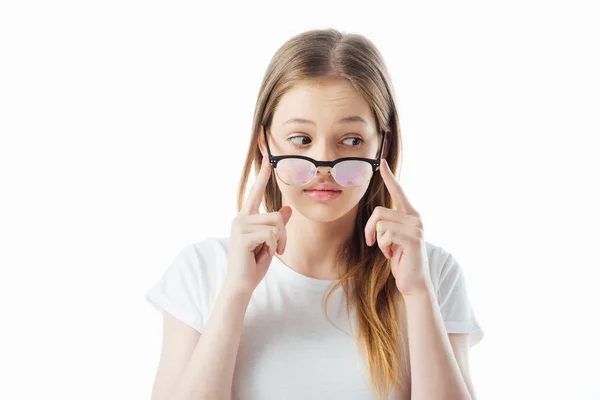Adolescent fille toucher lunettes et regarder loin isolé sur blanc — Photo de stock