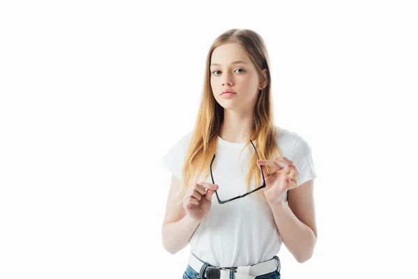 Triste adolescente sosteniendo gafas aislado en blanco - foto de stock