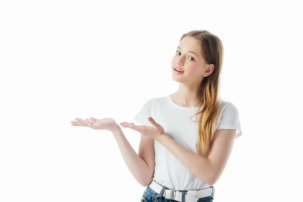 Sorridente ragazza adolescente che punta con le mani di distanza isolato su bianco — Foto stock