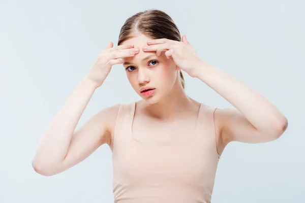Menina adolescente descontente ter acne na testa isolada em cinza — Fotografia de Stock