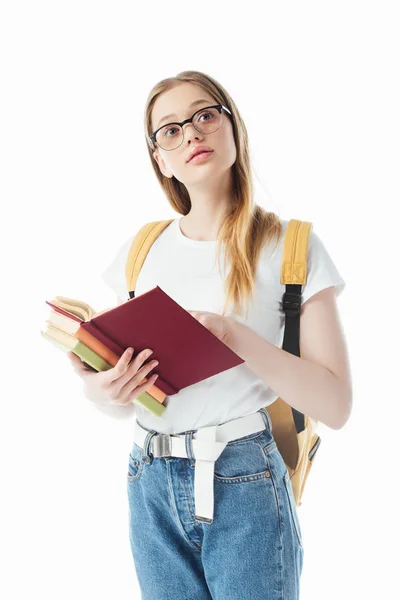 Nachdenkliches Schulmädchen mit Rucksack, Bücher in der Hand und weißer Isolation — Stockfoto
