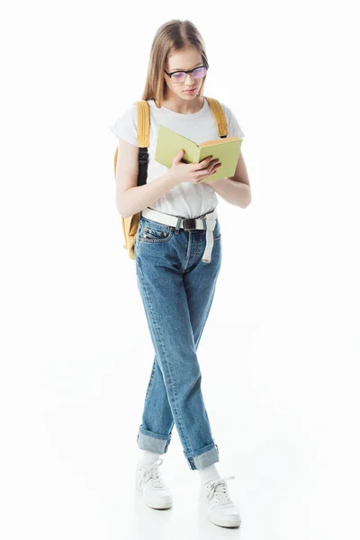 Школярка в окулярах читає книгу і йде ізольовано на білому — стокове фото