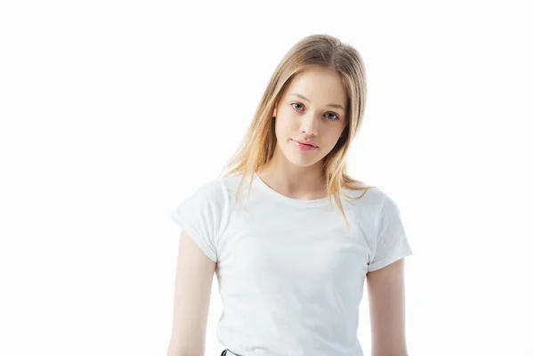 Lächelndes Teenager-Mädchen in weißem T-Shirt, das isoliert auf weiß in die Kamera blickt — Stockfoto