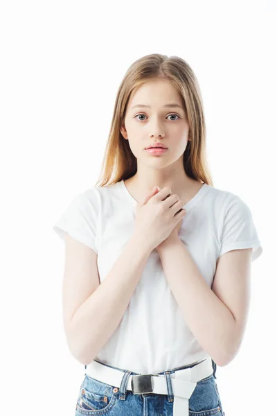 Напряженная девушка-подросток смотрит на камеру изолированной на белом — стоковое фото