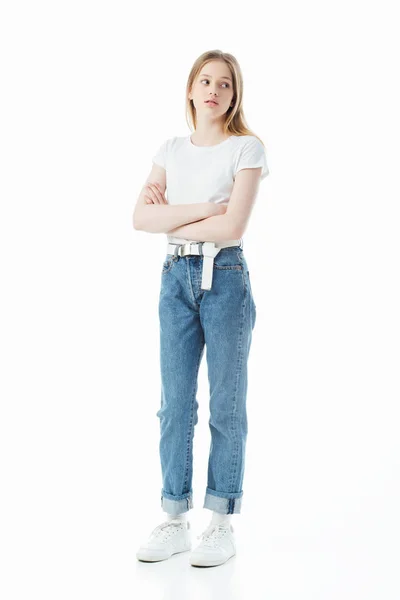 Triste adolescente con brazos cruzados mirando hacia otro lado aislado en blanco - foto de stock