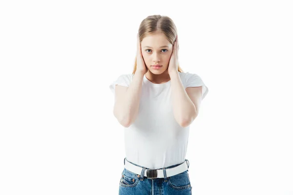Verängstigtes Teenagermädchen, das Ohren mit isolierten Händen auf weißem Grund bedeckt — Stock Photo