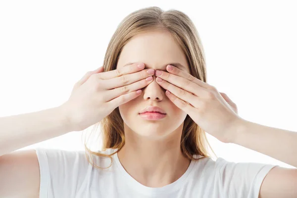 Adolescent fille couvrant les yeux avec les mains isolées sur blanc — Photo de stock