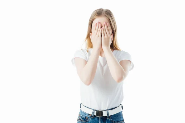 Teenager-Mädchen bedeckt Gesicht mit isolierten Händen auf weißem Grund — Stockfoto