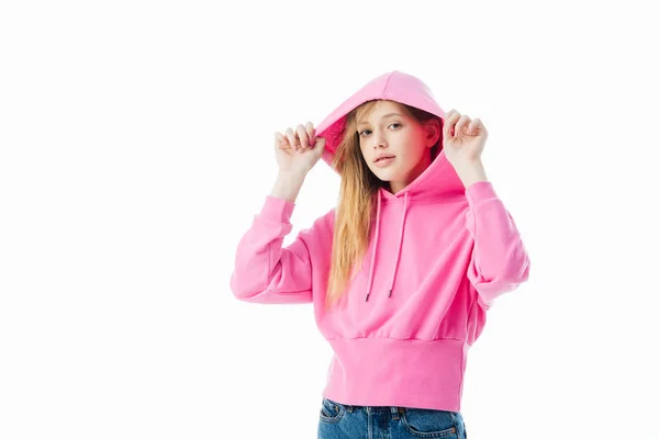 Menina adolescente elegante com capuz rosa olhando para a câmera isolada no branco — Fotografia de Stock
