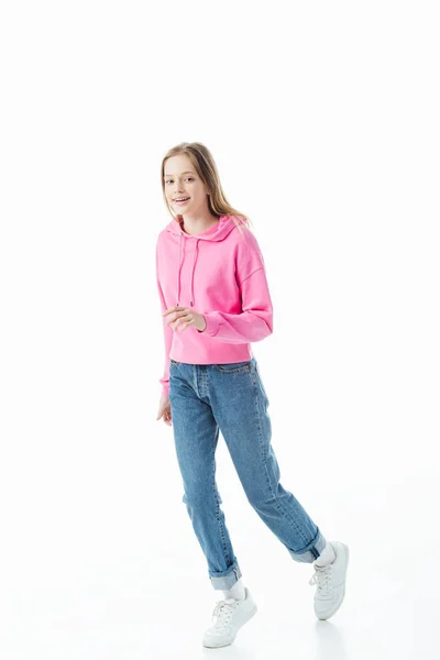 Glückliches Teenie-Mädchen in blauen Jeans und rosa Kapuzenpulli isoliert auf weiß — Stockfoto