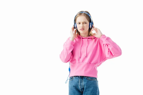 Sconvolto adolescente toccando cuffie blu isolato su bianco — Foto stock