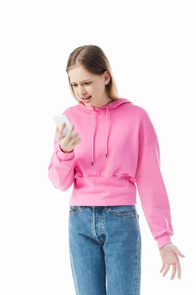 Irritato adolescente in felpa rosa con cappuccio e jeans tenendo smartphone isolato su bianco — Foto stock