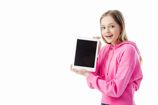 Glückliches Teenager-Mädchen hält digitale Tablette mit leerem Bildschirm isoliert auf weiß — Stockfoto