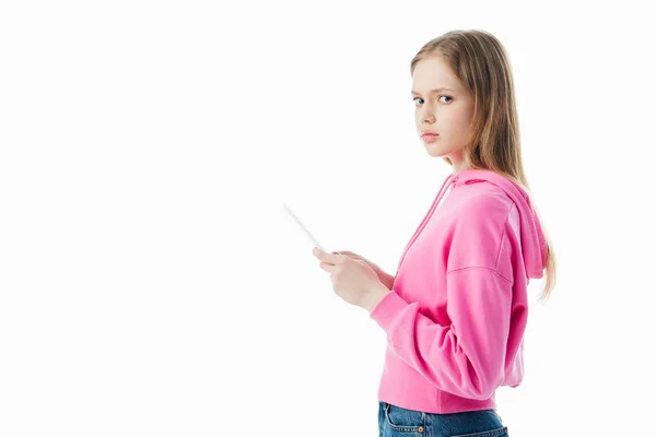 Vista laterale di triste adolescente utilizzando tablet digitale isolato su bianco — Foto stock