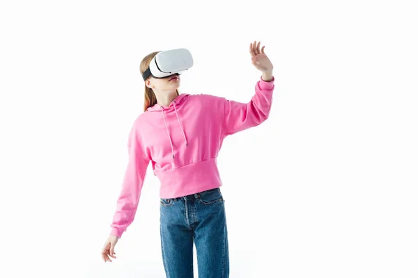 Teenager-Mädchen in rosa Kapuzenpulli und Jeans mit Vr-Headset und Gestik isoliert auf weiß — Stockfoto