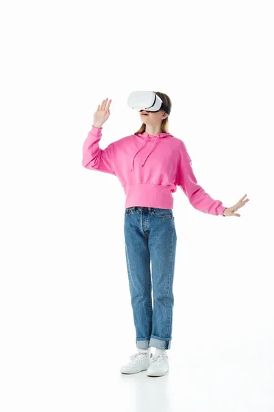 Aufgeregtes Teenager-Mädchen in rosa Kapuzenpulli und Jeans mit Vr-Headset isoliert auf weiß — Stockfoto