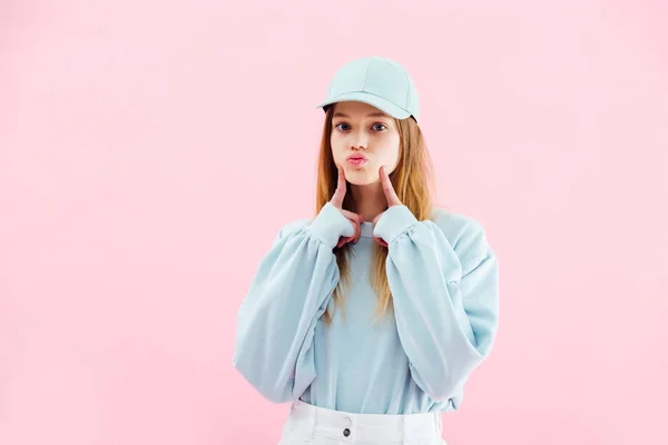 Bonito adolescente menina no cap grimacing isolado no rosa — Fotografia de Stock