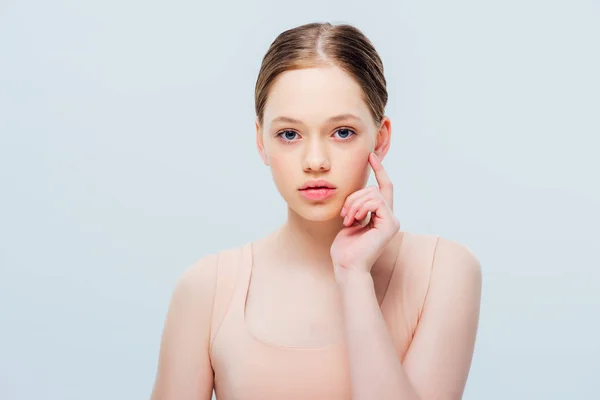 Ziemlich nachdenkliches Teenager-Mädchen, das isoliert auf grau in die Kamera schaut — Stockfoto