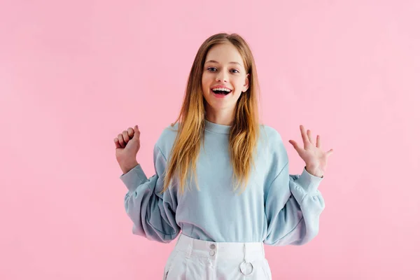 Felice bella ragazza adolescente guardando la fotocamera isolata su rosa — Foto stock