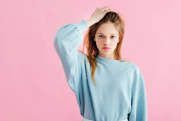 Triste bonita adolescente tocando la cabeza aislado en rosa - foto de stock