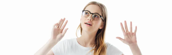 Tiro panorâmico de adolescente curiosa em óculos gesticulando isolado no branco — Fotografia de Stock