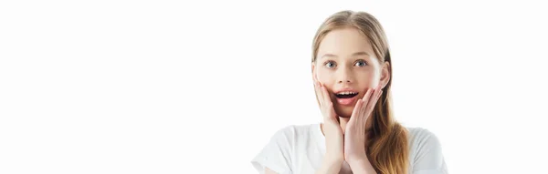 Plan panoramique d'adolescente choquée excitée avec les mains sur le visage isolé sur blanc — Photo de stock