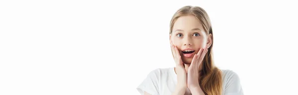 Plano panorámico de excitado impactado adolescente con las manos en la cara aislado en blanco - foto de stock