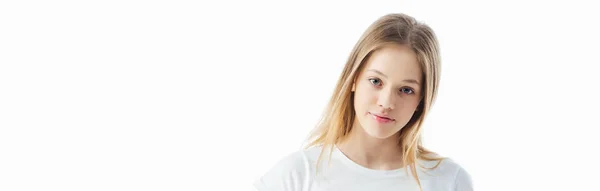 Adolescente souriante en t-shirt blanc regardant la caméra isolée sur blanc, vue panoramique — Photo de stock