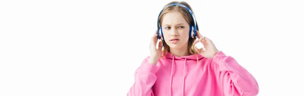 Засмучена дівчина-підліток торкається навушників на голові ізольована на білому, панорамний постріл — стокове фото