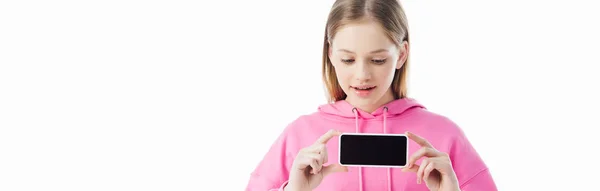 Tiro panorâmico da menina adolescente com capuz rosa apresentando smartphone com tela em branco isolado no branco — Fotografia de Stock