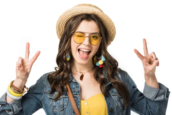 Chica boho feliz en boater y gafas de sol mostrando signos de paz aislados en blanco - foto de stock